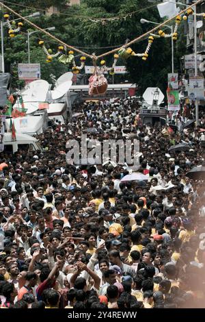 Dadar, Maharashtra / Indien - 4. September 2007 : die Menschen schauen auf dem Janmashtami-Festival den Handi, einen Topf gefüllt mit Butter. Stockfoto