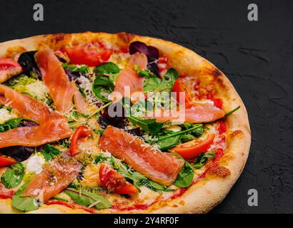 Pizza mit Mozzarella, Lachsscheibe auf Schwarz Stockfoto