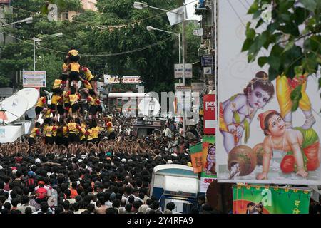 Dadar, Maharashtra / Indien - 4. September 2007 : Eine Gruppe junger Männer baut die menschliche Pyramide am Tag des Festivals von Krishna Jayanti oder Janm Stockfoto