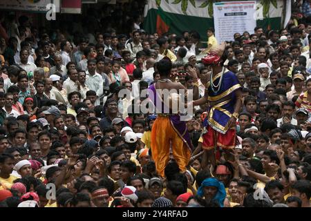 Dadar, Maharashtra / Indien - 4. September 2007 : zwei kleine Jungen in einem einzigartigen Kleid und umgeben von der Menge am Tag des Festivals der Krishna Ja Stockfoto