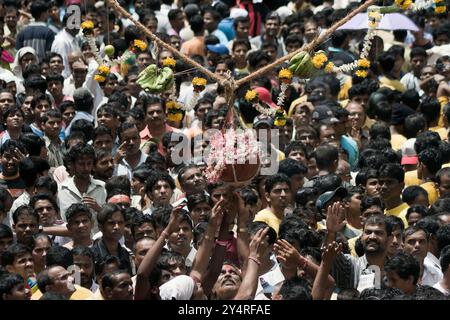 Dadar, Maharashtra / Indien - 4. September 2007 : Menschen versuchen, den Handi zu berühren, einen Topf gefüllt mit Butter auf dem Janmashtami Festival. Stockfoto