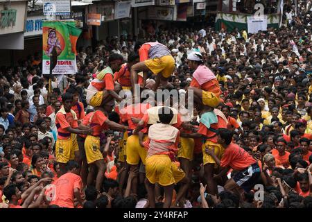 Dadar, Maharashtra / Indien - 4. September 2007 : Eine Gruppe junger Männer baut die menschliche Pyramide am Tag des Festivals von Krishna Jayanti oder Janm Stockfoto