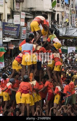 Dadar, Maharashtra / Indien - 4. September 2007 : Eine Gruppe junger Männer baut die menschliche Pyramide am Tag des Festivals von Krishna Jayanti oder Janm Stockfoto