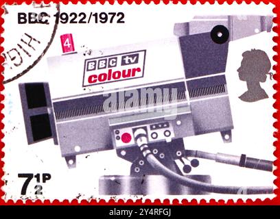 Foto einer britischen Briefmarke von 7 1/2 Pence aus der Broadcasting-Jubiläumsserie 50th Anniversary of Daily Broadcasting der B.B.C. TV-Kamera Stockfoto