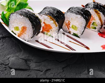 nori-Sushi-Brötchen mit Lachs auf Teller Stockfoto