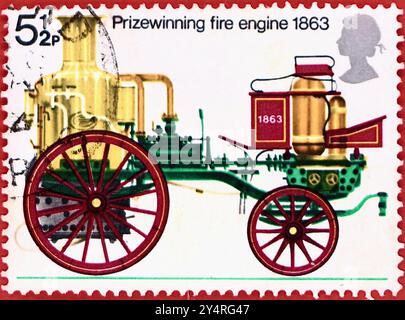 Foto einer britischen 5 1/2p Briefmarke mit einer Illustration eines preisgekrönten Feuerwehrfahrzeugs 1863 aus der Feuerwehrserie 1974 Stockfoto