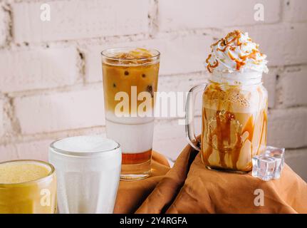 Milchshake Gläser mit verschiedenen Geschmacksrichtungen Stockfoto