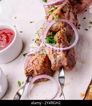 Saftige Kebabs vom Schweinefleisch auf Spießen aus nächster Nähe Stockfoto