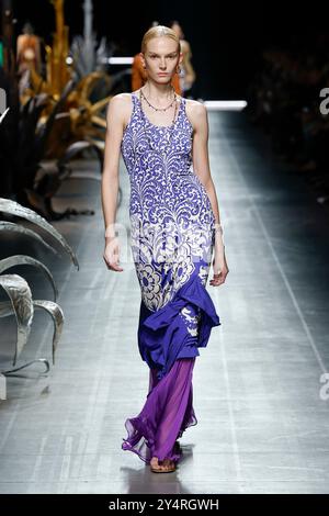 Mailand, Italien. September 2024. ETRO Frühjahr/Sommer 2025 Laufsteg während der Milan Fashion Week am 2024. September - Mailand, Italien 18/09/2024 Credit: dpa/Alamy Live News Stockfoto