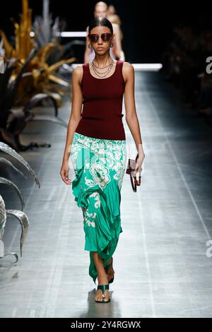 Mailand, Italien. September 2024. ETRO Frühjahr/Sommer 2025 Laufsteg während der Milan Fashion Week am 2024. September - Mailand, Italien 18/09/2024 Credit: dpa/Alamy Live News Stockfoto