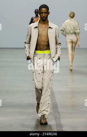 Mailand, Italien. September 2024. EISBERG Frühjahr/Sommer 2025 Laufsteg während der Milan Fashion Week am 2024. September - Mailand, Italien 17/09/2024 Credit: dpa/Alamy Live News Stockfoto