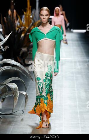 Mailand, Italien. September 2024. ETRO Frühjahr/Sommer 2025 Laufsteg während der Milan Fashion Week am 2024. September - Mailand, Italien 18/09/2024 Credit: dpa/Alamy Live News Stockfoto