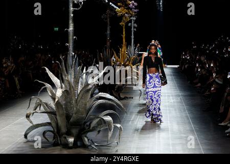 Mailand, Italien. September 2024. ETRO Frühjahr/Sommer 2025 Laufsteg während der Milan Fashion Week am 2024. September - Mailand, Italien 18/09/2024 Credit: dpa/Alamy Live News Stockfoto