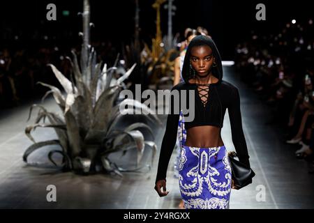 Mailand, Italien. September 2024. ETRO Frühjahr/Sommer 2025 Laufsteg während der Milan Fashion Week am 2024. September - Mailand, Italien 18/09/2024 Credit: dpa/Alamy Live News Stockfoto