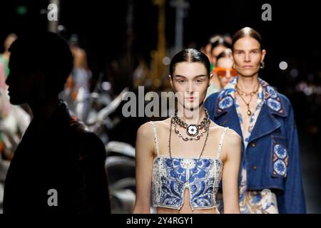 Mailand, Italien. September 2024. ETRO Frühjahr/Sommer 2025 Laufsteg während der Milan Fashion Week am 2024. September - Mailand, Italien 18/09/2024 Credit: dpa/Alamy Live News Stockfoto