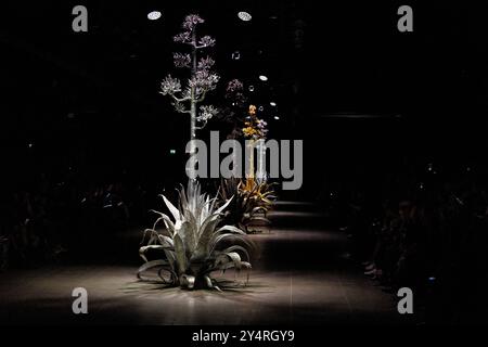 Mailand, Italien. September 2024. ETRO Frühjahr/Sommer 2025 Laufsteg während der Milan Fashion Week am 2024. September - Mailand, Italien 18/09/2024 Credit: dpa/Alamy Live News Stockfoto