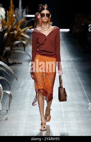 Mailand, Italien. September 2024. ETRO Frühjahr/Sommer 2025 Laufsteg während der Milan Fashion Week am 2024. September - Mailand, Italien 18/09/2024 Credit: dpa/Alamy Live News Stockfoto