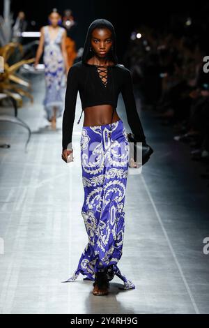 Mailand, Italien. September 2024. ETRO Frühjahr/Sommer 2025 Laufsteg während der Milan Fashion Week am 2024. September - Mailand, Italien 18/09/2024 Credit: dpa/Alamy Live News Stockfoto