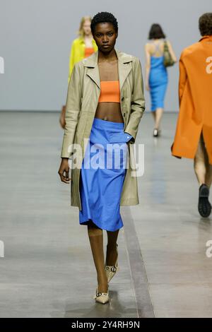 Mailand, Italien. September 2024. EISBERG Frühjahr/Sommer 2025 Laufsteg während der Milan Fashion Week am 2024. September - Mailand, Italien 17/09/2024 Credit: dpa/Alamy Live News Stockfoto
