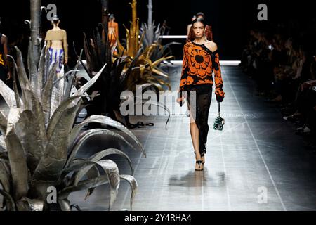 Mailand, Italien. September 2024. ETRO Frühjahr/Sommer 2025 Laufsteg während der Milan Fashion Week am 2024. September - Mailand, Italien 18/09/2024 Credit: dpa/Alamy Live News Stockfoto