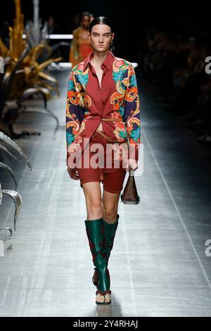 Mailand, Italien. September 2024. ETRO Frühjahr/Sommer 2025 Laufsteg während der Milan Fashion Week am 2024. September - Mailand, Italien 18/09/2024 Credit: dpa/Alamy Live News Stockfoto