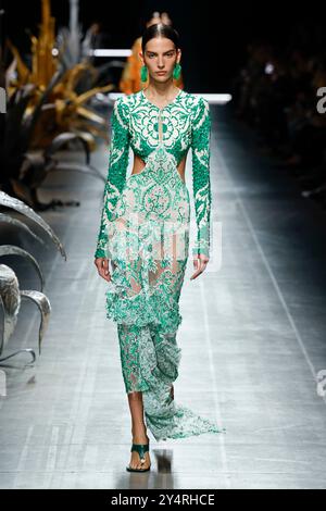 Mailand, Italien. September 2024. ETRO Frühjahr/Sommer 2025 Laufsteg während der Milan Fashion Week am 2024. September - Mailand, Italien 18/09/2024 Credit: dpa/Alamy Live News Stockfoto