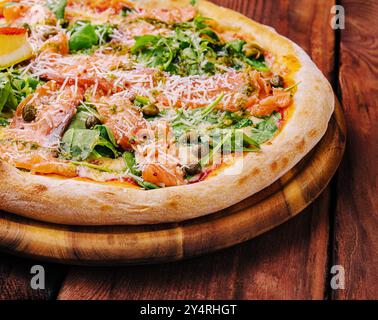 Italienische Pizza mit Lachs, Rucola und Kapern Stockfoto