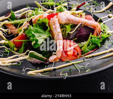 Gesunder Salat mit Garnelen Stockfoto