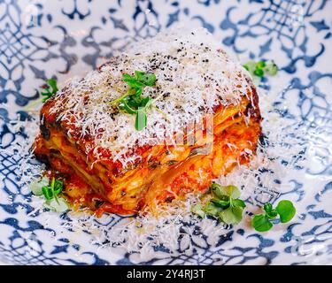 Lasagne auf Vintage-Teller Nahaufnahme Stockfoto