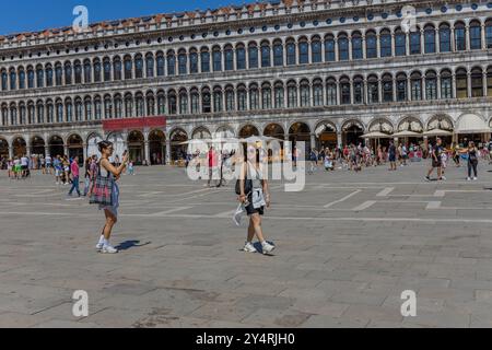 Venedig, Italien - 26. Juli 2024: Asiatische Touristen stehen auf dem Markusplatz. Venedig ist ein sehr beliebtes Touristenziel. Venedig, Italien Stockfoto