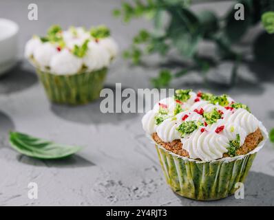 Snack-Muffins mit Spinat und Schlagsahne Stockfoto