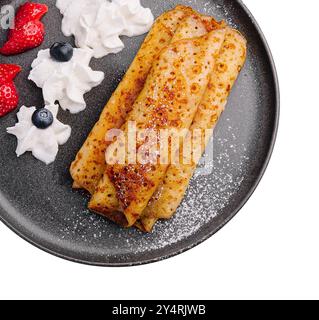 Pfannkuchen auf einem Teller mit Erdbeeren, Schlagsahne Stockfoto