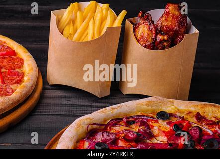 Tisch- oder Liefernahrungsszene mit verschiedenen Take-Out-Szenen Stockfoto