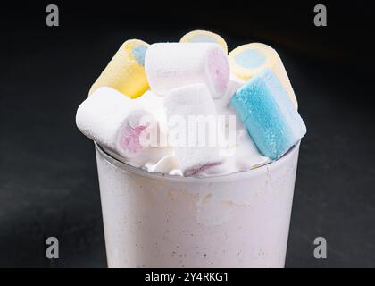 Heiße Schokolade mit Marshmallows und Schlagsahne Stockfoto
