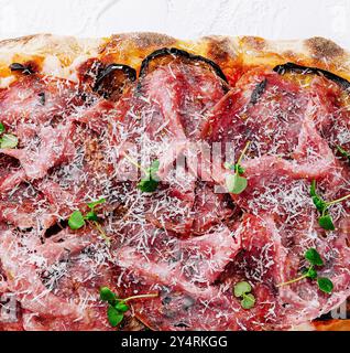 Rechteckige Pizza mit Auberginen und Schinken Stockfoto