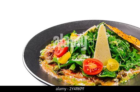 Carpaccio aus Lachsfleisch mit Rucola und Käse Stockfoto