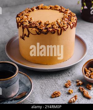 Köstlicher Biscuit Toffee Kuchen auf dem Teller Stockfoto