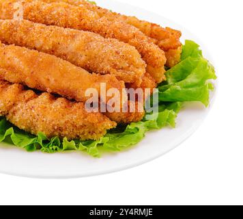 Hühnernuggets auf Salat isoliert auf weiß Stockfoto