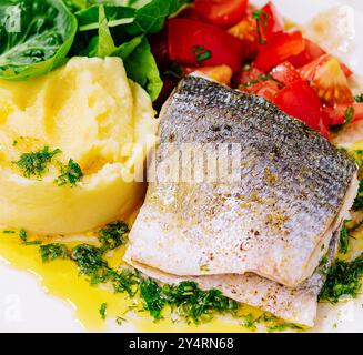 Frittierte Heringsfilets mit Kartoffelpüree Stockfoto