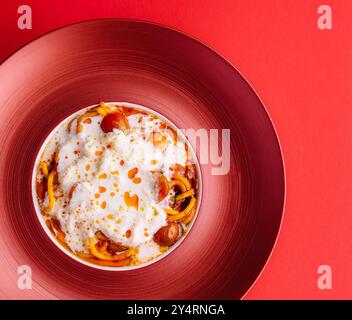 Italienische Spaghetti mit gebackenen Kirschtomaten Stockfoto