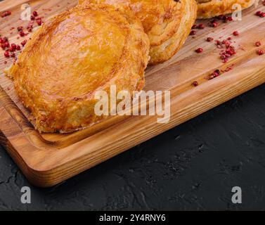 Hausgemachte Blätterteig mit Hackfleischfüllung Stockfoto