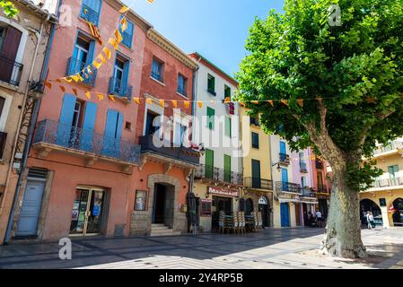 Collioure, Frankreich - 17. Juni 2024: Einkaufsstraße mit Menschen im Fischerdorf Collioure oder Cotlliure, Frankreich Stockfoto