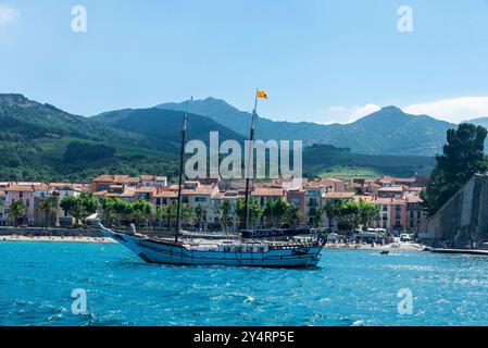 Collioure, Frankreich - 17. Juni 2024: Segelboot Segeln vor dem Strand von Collioure oder Cotlliure, Fischerdorf von Frankreich Stockfoto