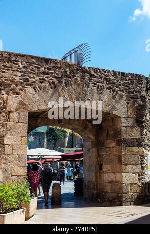 Collioure, Frankreich - 17. Juni 2024: Mittelalterlicher Eingang an der Promenade im Fischerdorf Collioure oder Cotlliure, Frankreich Stockfoto