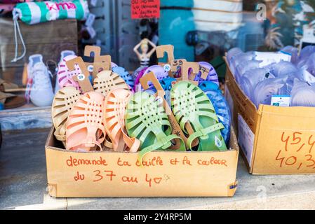 Collioure, Frankreich - 17. Juni 2024: Ausstellung eines Souvenirshops mit bunten Sandalen namens Cangrejeras in einer Einkaufsstraße von Collioure oder Cotlliure, Stockfoto