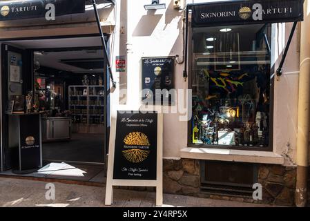 Collioure, Frankreich - 17. Juni 2024: Signorini Tartufi, Trüffelladen und Delikatessen im Fischerdorf Collioure oder Cotlliure, Frankreich Stockfoto