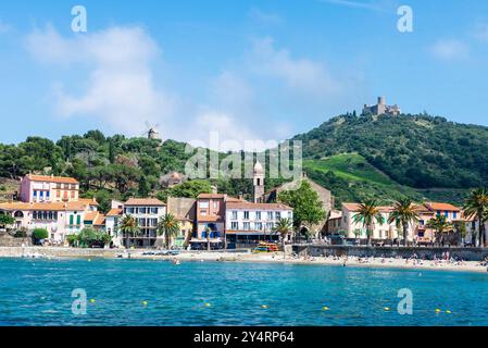 Collioure, Frankreich - 17. Juni 2024: Strand mit Menschen in Collioure oder Cotlliure, Fischerdorf Frankreichs Stockfoto