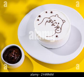 Wunderschöner Vanilatekuchen auf dem Tisch Stockfoto