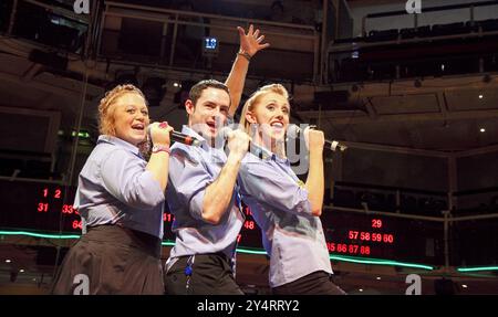 l-r: Amanda Henderson (Joy), Warren Sollars (Joe), Emily Alexander (Debbie) in EVERYBODY LOVES A WINNER geschrieben und Regie von Neil Bartlett am Royal Exchange Theatre, Manchester 03/07/2009 ein Manchester International Festival Produktionsdesign: Miriam Buether Beleuchtung: Chris Davey Stockfoto