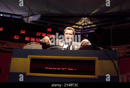 Ian Puleston-Davies (Frank - The CALLER) in EVERYBODY LOVES A WINNER geschrieben und Regie geführt von Neil Bartlett am Royal Exchange Theatre, Manchester 03/07/2009 ein Manchester International Festival Produktionsdesign: Miriam Buether Beleuchtung: Chris Davey Stockfoto